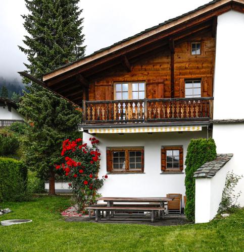 Haus 1 - 4.5 Zimmer Haus in ruhiger Wohngegend mit Garten in Laax-Murschetg, Schweiz