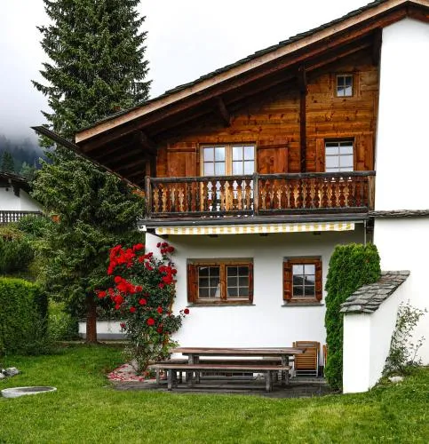 Haus 1 - 4.5 Zimmer Haus in ruhiger Wohngegend mit Garten in Laax-Murschetg, Schweiz