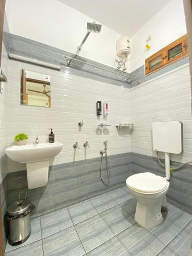 Stay Central Stay Cozy 3BHK Premium Home Stay - image 4
