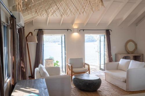 Galleon Beach 2 Bedroom Cottages in אינגליש הארבור