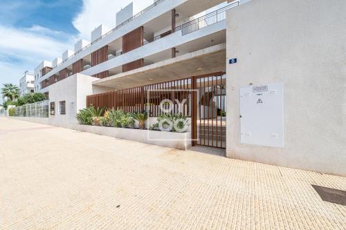 Two-Bedroom Apartment with Balcony and Sea View image 4