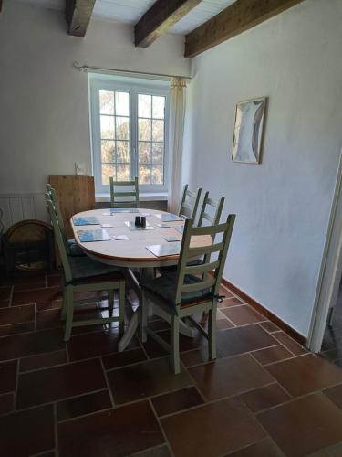 Three Bedroom Breton Cottage in โปลเนเวซ-ดู-ฟายู