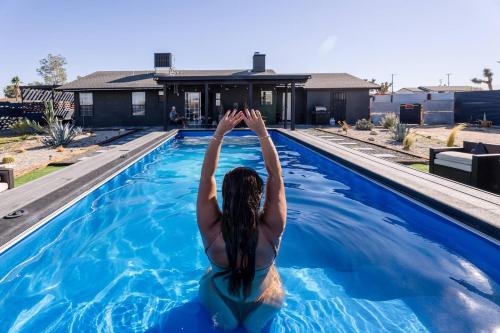 Container Pool Home Hot Tub, Fire Pit & Pets! in Yucca Valley, USA