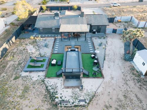 Container Pool Home Hot Tub, Fire Pit & Pets! in Yucca Valley, USA