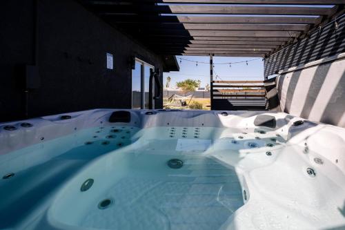 Container Pool Home Hot Tub, Fire Pit & Pets! in Yucca Valley, USA
