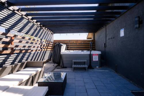 Container Pool Home Hot Tub, Fire Pit & Pets! in Yucca Valley, USA