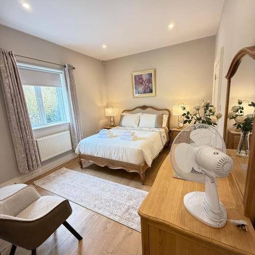 Luxury Vacation Home on the Ring of Kerry-Wild Atlantic Way with Mountain & Sea Views - 5 min walk to Glenbeigh Village - 10 min drive to Rossbeigh Beach & Dooks Golf Course - 30 minute drive from Muckross House and National Park