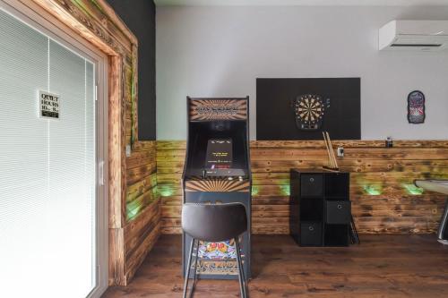 Fun N Sun - Ultimate Backyard Pool And Game Room - image 2