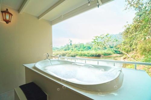 Bañera de hidromasaje, Arbuya River Hill in Bo Klue