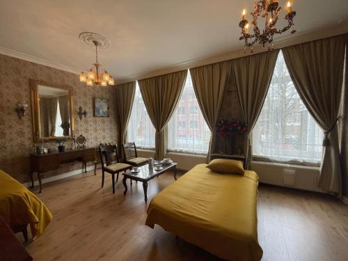 LUXURIOUS classical dutch styled ROOM in city centre of The Hague - HOME STAY, Гаага (фото 9)