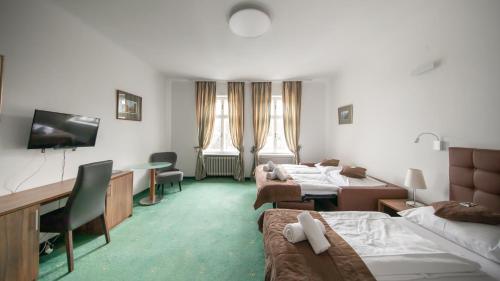 1 queen bed, 2 twin beds