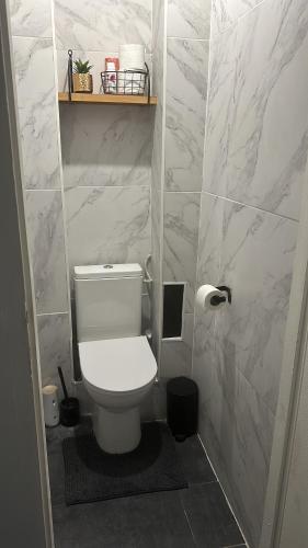 Appartement 3 pieces, dans residence privee securisee et parking gratuit,a 9 min centre ville in Le Ray