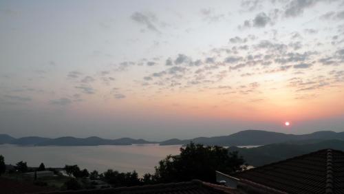 숙소 외관, Guesthouse Mitsiopoulou in 네오초리온