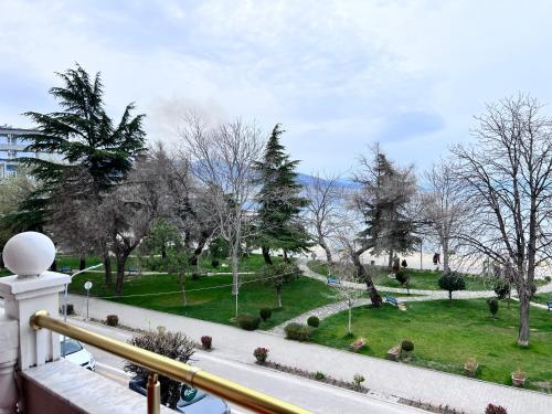 Сад, Vila Lacka in Поградец