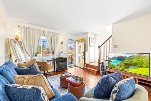 Book Now!- Fenced Yard - BBQ Grill & 4 Tvs -Luxury Getaway -Floyd's Freedom-, Alexandria