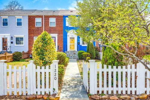 Book Now!- Fenced Yard - BBQ Grill & 4 Tvs -Luxury Getaway -Floyd's Freedom-, Alexandria (foto 7)
