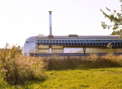 Зовнішній вигляд готелю, Luxury Airstream Getaway with Sauna and Hot Tub in Драймен