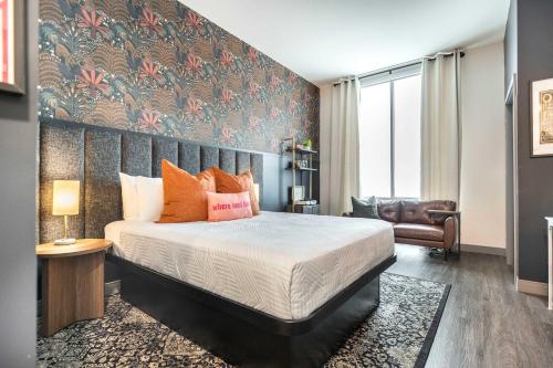 Bold & Bright Stay Near Cherry St - Walk Score 72