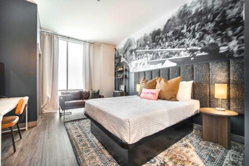 Stylish & Modern Stay Next to Capricorn Studios