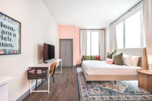 Stylish and Bright Stay Next to Capricorn Studios, Macon