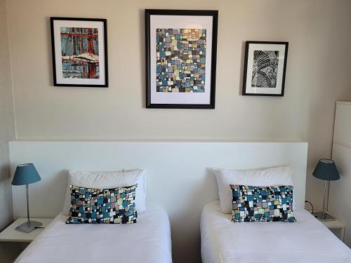 2 twin beds