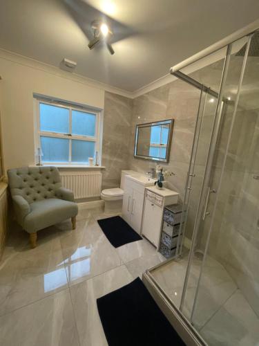 Badkamer, Beautiful 6 Bedroom House Oxford City in Wendlebury