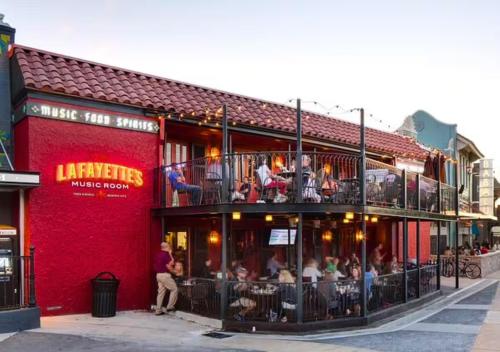 Walk to Memphis Nightlife, 100 Yr Old Cozy Apt Walk to Memphis Nightlife, 100 Yr Old Cozy Apt