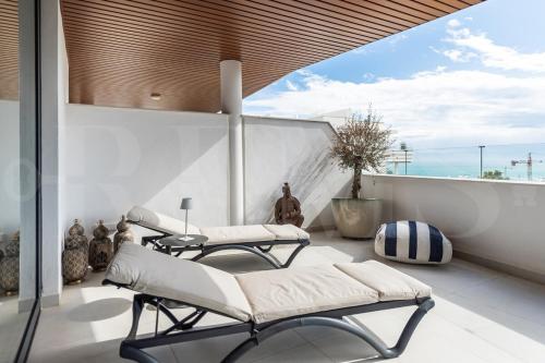 beranda/teres, Seaside escape with views, pool and parking REMS in La Capellania