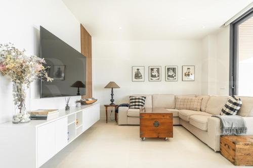 Seaside escape with views, pool and parking REMS in La Capellania