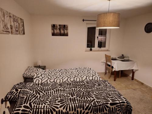 Room in Guest room - Charming Guest Room in Deinze, Belgium with Central Heating chambre d'hôte Oeselgem