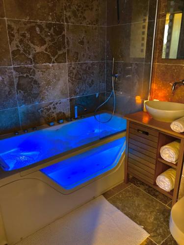 Detente absolue suite luxueuse avec balneo et PS5 in Marie-Therese