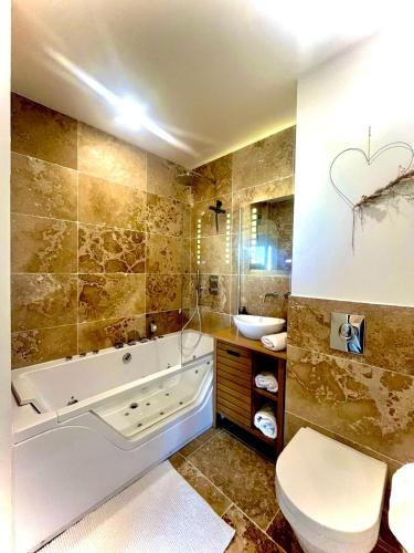 Detente absolue suite luxueuse avec balneo et PS5 in Marie-Therese