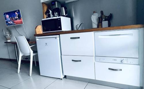 Kitchen, Savane 82 - Vue mer - Acces plage in Gosier