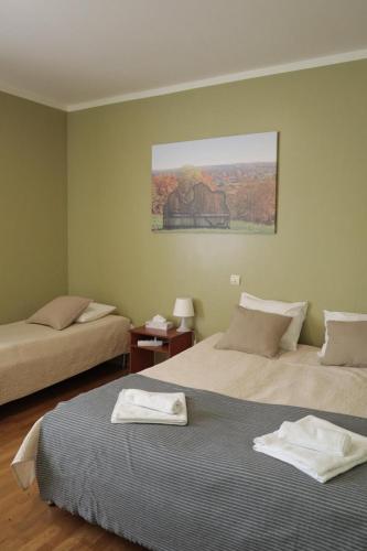 1 double bed, 2 twin beds