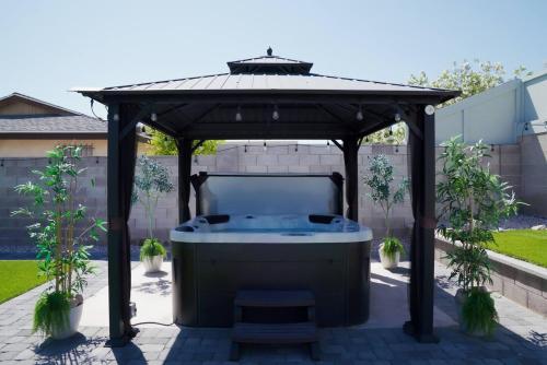 Enchanting Garden with Luxe Jacuzzi Spacious Yard, Las Vegas (photo 7)