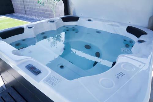 Enchanting Garden with Luxe Jacuzzi Spacious Yard, Las Vegas (photo 8)