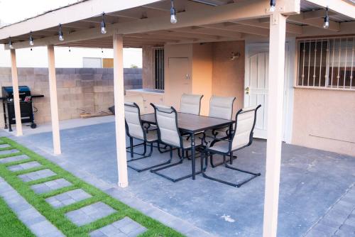 Enchanting Garden with Luxe Jacuzzi Spacious Yard, Las Vegas (photo 11)