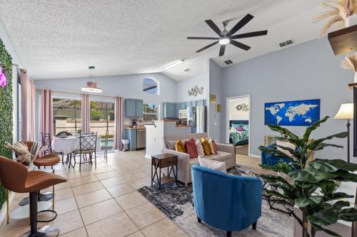 Luxe 3BR 2BA Oasis with Pool & Designer Touches, Disneyland, Legoland in ไฮน์สซิตี้ (FL)