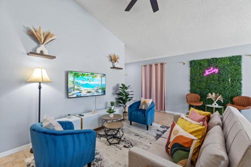 Luxe 3BR 2BA Oasis with Pool & Designer Touches, Disneyland, Legoland in ไฮน์สซิตี้ (FL)