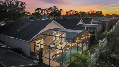 Luxe 3BR 2BA Oasis with Pool & Designer Touches, Disneyland, Legoland in ไฮน์สซิตี้ (FL)