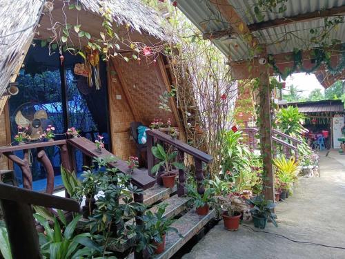 Daisy Food House and Inn in Maria