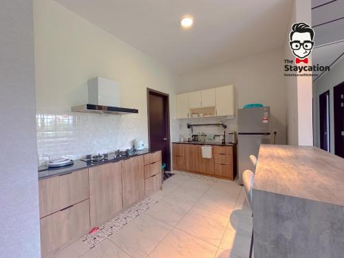ห้องครัว, Staycation Homestay 65 Liberty Grove Near Airport near สนามบินนานาชาติกูชิง