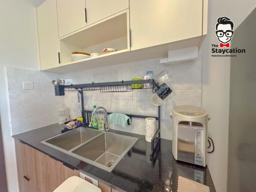 ห้องครัว, Staycation Homestay 65 Liberty Grove Near Airport near สนามบินนานาชาติกูชิง