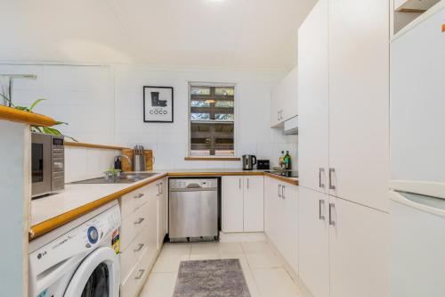 Cozy 2Bed& 1Bath Guest Suite surrounded by garden near Lake with Free parking and Wi-Fi in Yarralumla