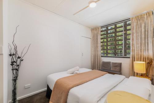 Cozy 2Bed& 1Bath Guest Suite surrounded by garden near Lake with Free parking and Wi-Fi in Yarralumla