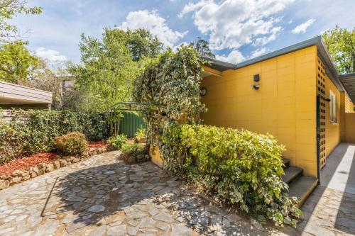 Kilátás, Cozy 2Bed& 1Bath Guest Suite surrounded by garden near Lake with Free parking and Wi-Fi in Yarralumla