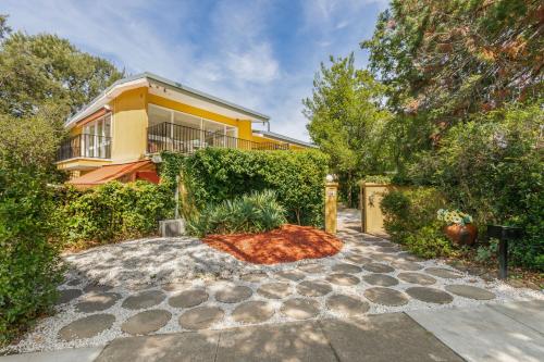 Sunlit Upstairs Suite with Hot Tub & Garden surrounds in Yarralumla