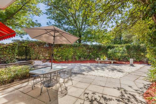 Classic 2 Bedroom Guest Suite with Garden Oasis located near a Lake in Yarralumla