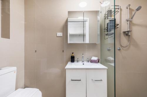 Architectural Comfy 2B&2B home with a garden view close to a lake and Yarralumla Shopping Centre