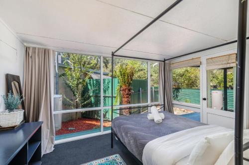 Architectural Comfy 2B&2B home with a garden view close to a lake and Yarralumla Shopping Centre